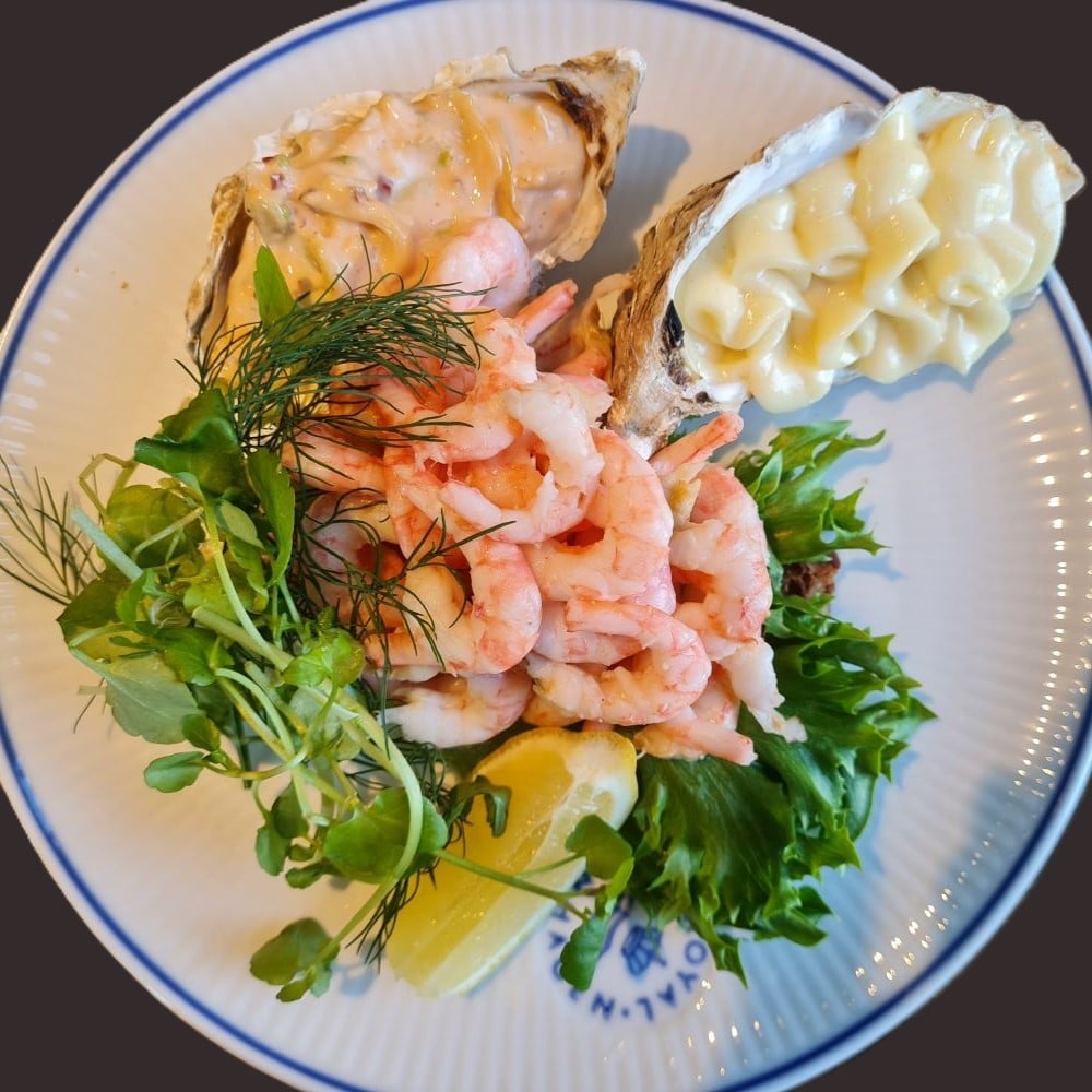 Smørrebrød med Rejer m 2 slags mayo (krydder og almindelig) samt citron, salat og krydderurter på hvid tallerken med royal copenhagen stempel