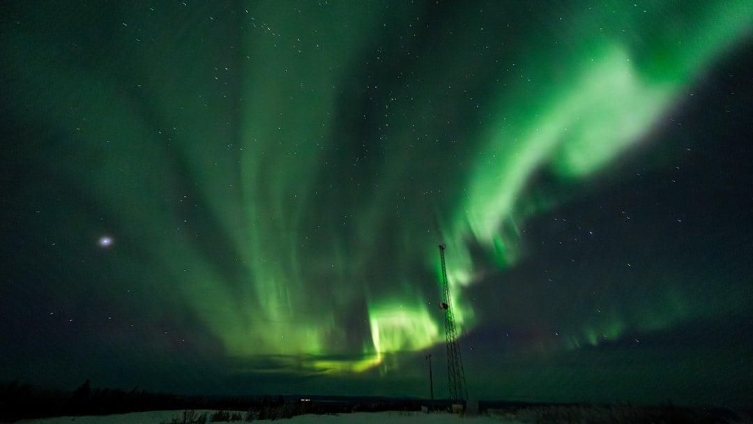 Magnetfeltsterapi mod kræft symboliseret ved dramatisk grønt nordlys