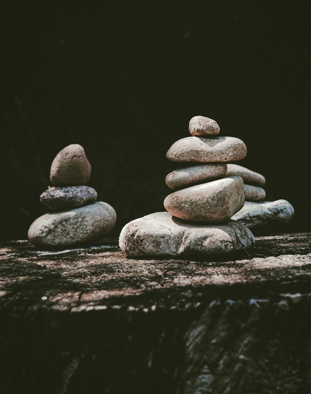 Meditationsøvelse symboliseret ved små uprætentiøse skulpturer af sten stablet efter Zen-forbillede.