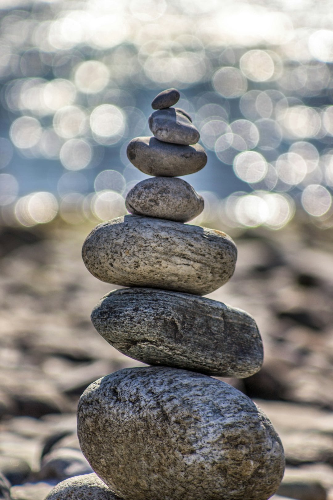 Mindfulness ved kræft symboliseret ved en lille zen-inspireret stenskulptur af enkelte lidt flade sten stablet ovenpå hinanden.