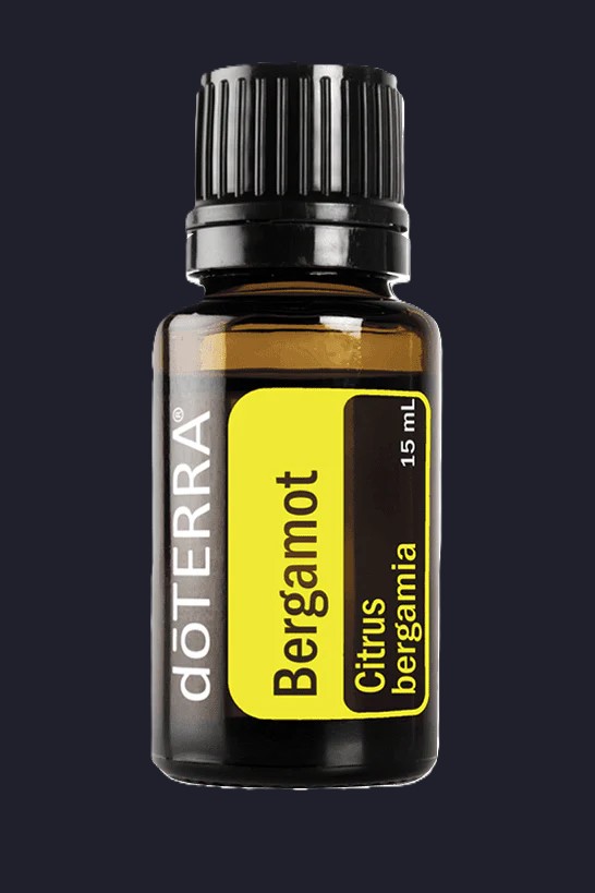 Bergamotteolie illustreret ved lille flaske fra doTerra med påskriften Bergamot, Citrus bergamia.