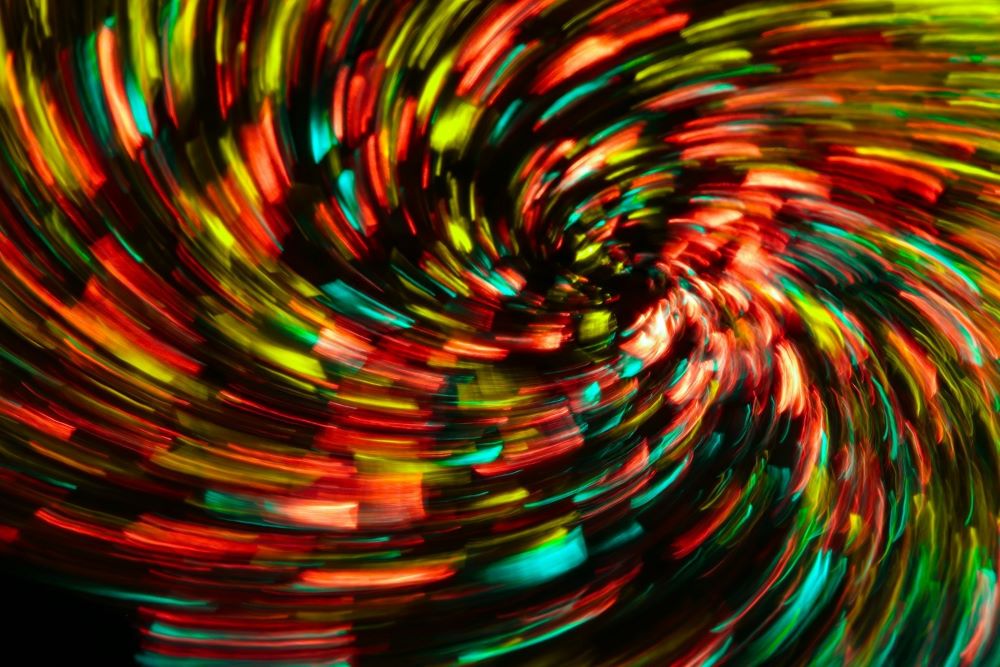 Kemohjerne symnoliseret ved tæt spiral af mangefarvet lys.