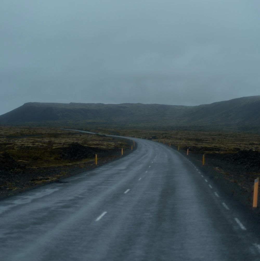 Tristhed eller depression symboliseret ved en vej i diset og trøstesløst landskab.