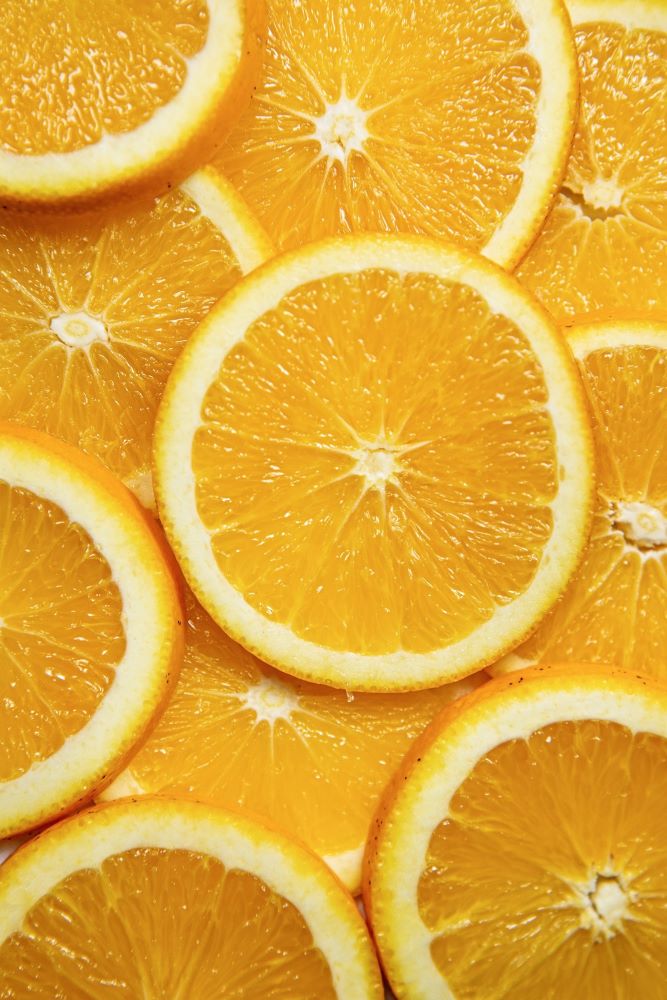 Citronkur symboliseret ved foto af halverede citroner eller citronskiver.