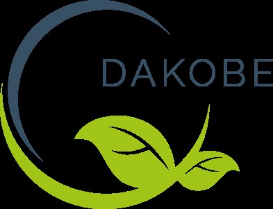 Dakobe illustreret ved deres logo, grå halvcirkel der møder lysgrøn halvcirkel med et par blade og deres navn i gråt.