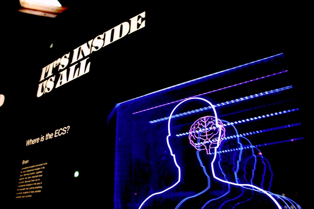 Glioblastom alternativ kræftbehandling. Billedet viser neonrør formet som silhuet af overkrop, der gentager sig. I hovedet forrest ses neon formet som hjernestruktur. Der står teksten: It's inside us all.