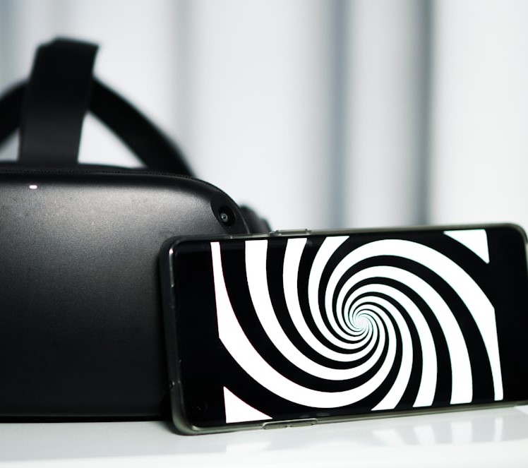 Hypnose symboliseret ved billede af tekande, foran hvilken en mobil er placeret vandret. Mobilen viser en spiral i sort og hvis der virker meget hypnotisk at se på.