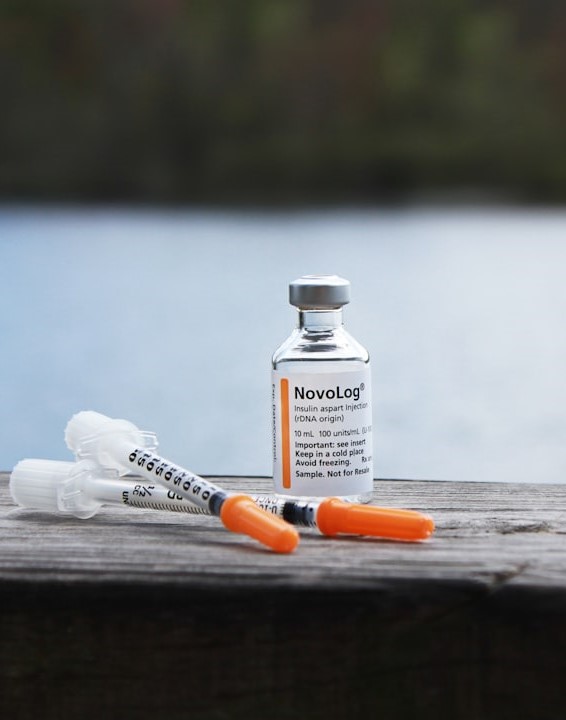 Insulin-potentieret terapi symboliseret ved et Novo Nordisk hætteglas og to tomme ml. sprøjter.