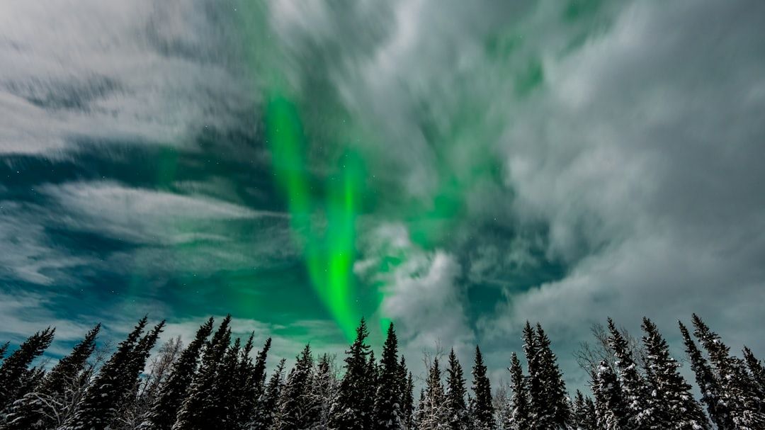Magneteltsterapi symboliseret ved dramatisk grønt nordlys