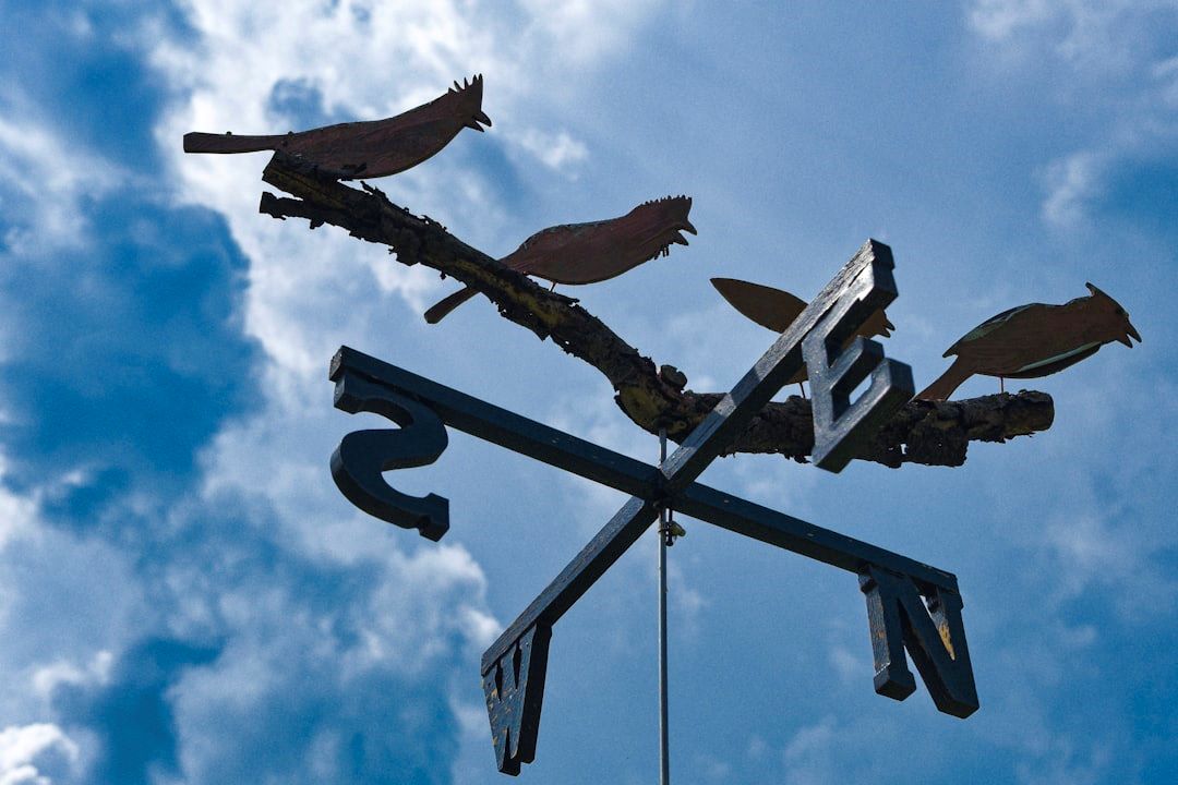 Nyeste emner symboliseret ved en slags vejrhane, der med symbolerne SVEN også viser verdenshjørnerne.