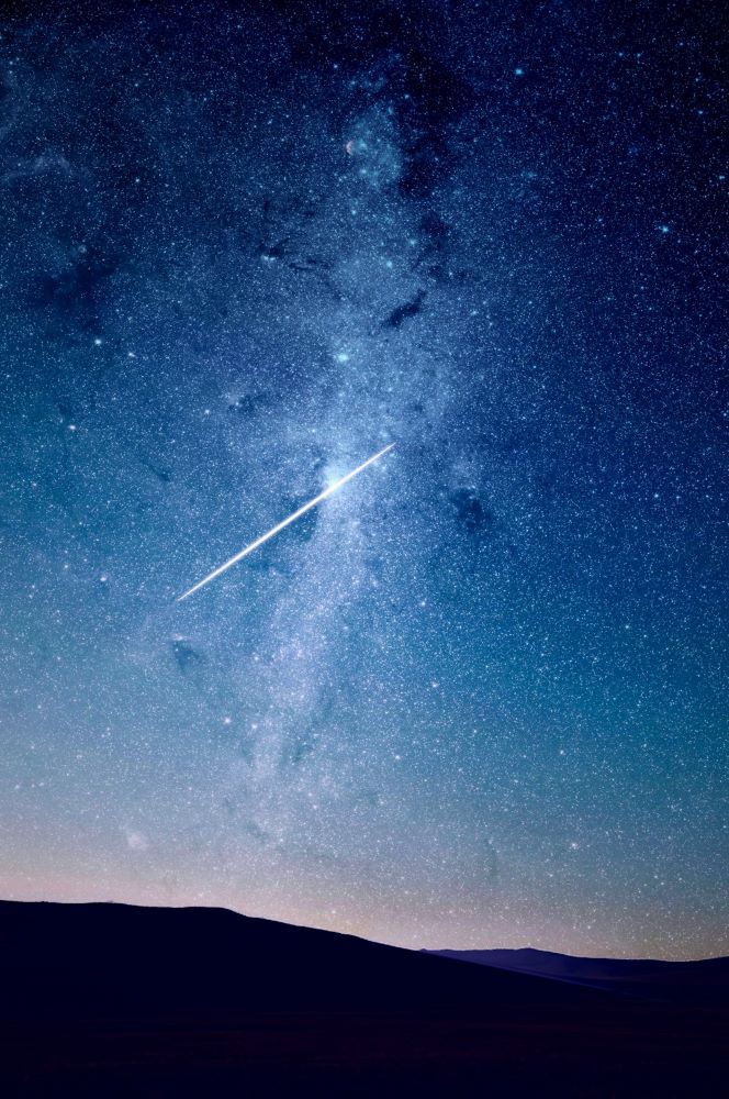 Reiki Healing symboliseret ved en smuk blå stjernehimmel med et meget klart stjerneskud, der fører en hvid streg fra midten af billedet ned mod venstre.