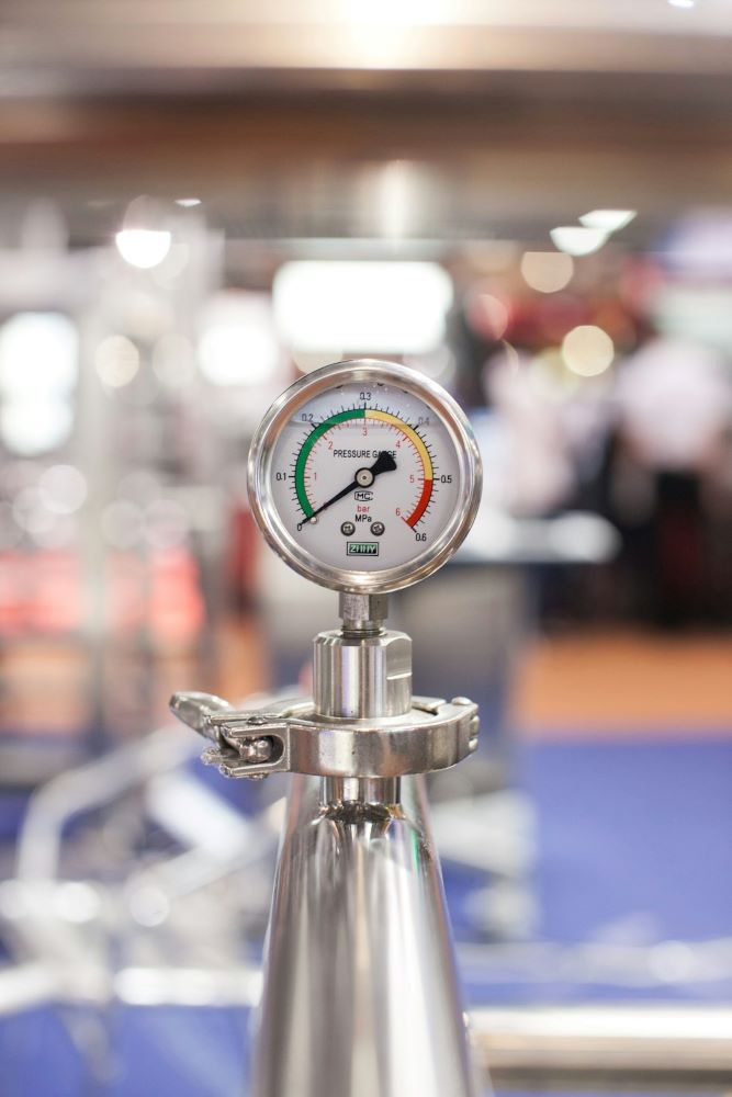 Trykkammerbehandling symboliseret ved foto af trykmåler - barometer.