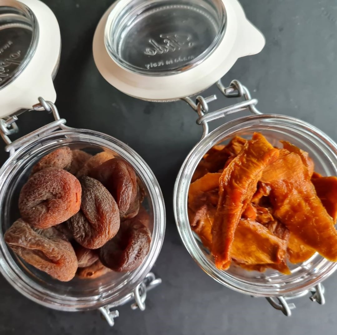 Abrikoser, tørrede
Mango, tørret, usødet i hver deres lille åbne patentlågsglas.