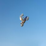 Beslutningen - Hvordan går det andre, symboliseret ved mand der laver stunt på motorcykel svævende. Man ser kun ham, motorcyklen og en blå himmel som baggrund.