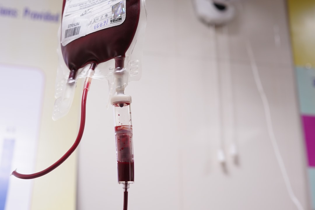 Blod- og organdonation symboliseret ved en pose med blod, sat op i drop, med dråbetæller.