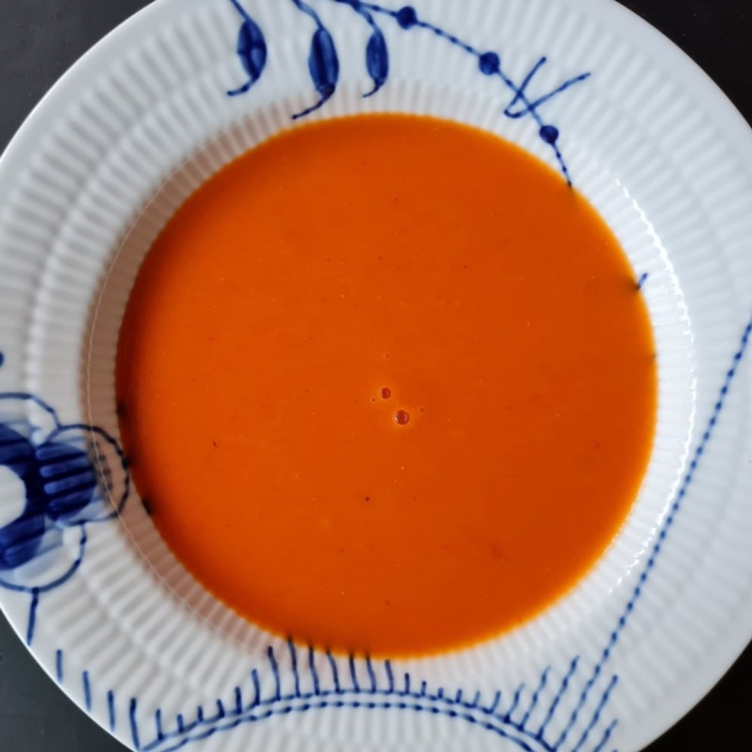 Gazpacho i den typiske røde farve i dyb blå megamussel tallerken.