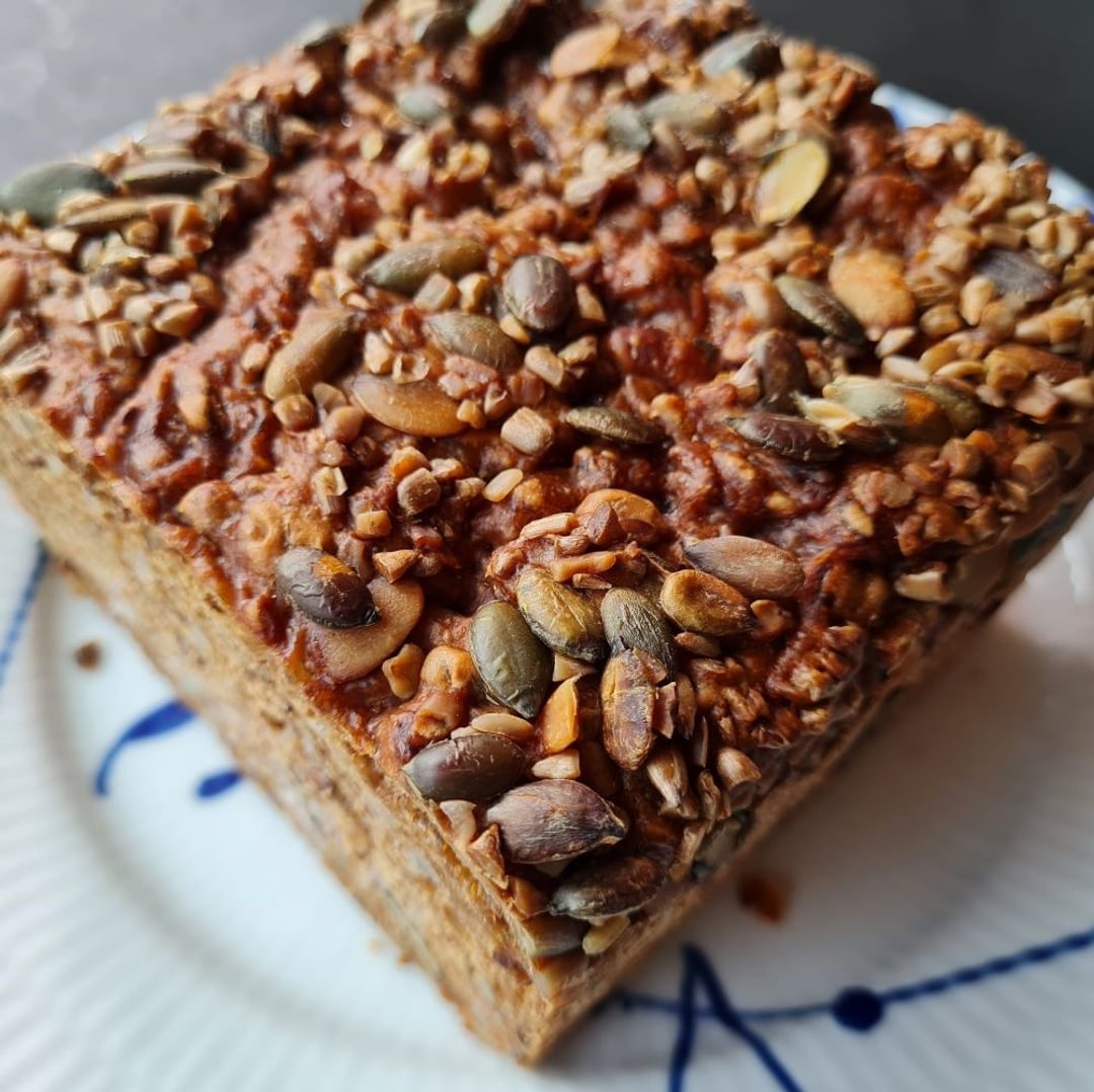 ½ glutenfrit rugbrød med masser af kerner ligger på tallerken i mega mussel.