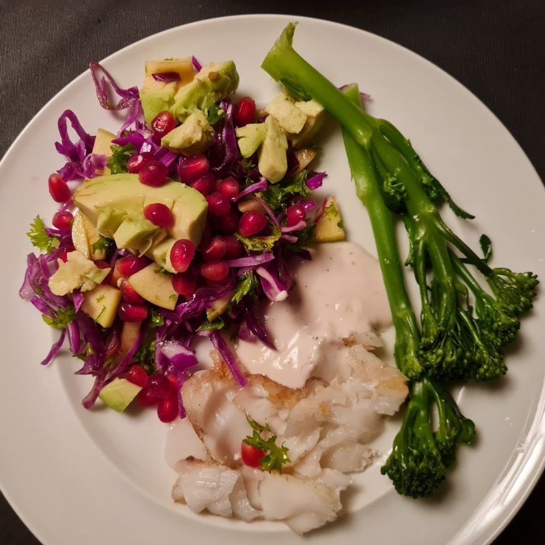 Hellefisk m. rød spidskål, granatæblekerner, avocado og aspargesbrokkoli