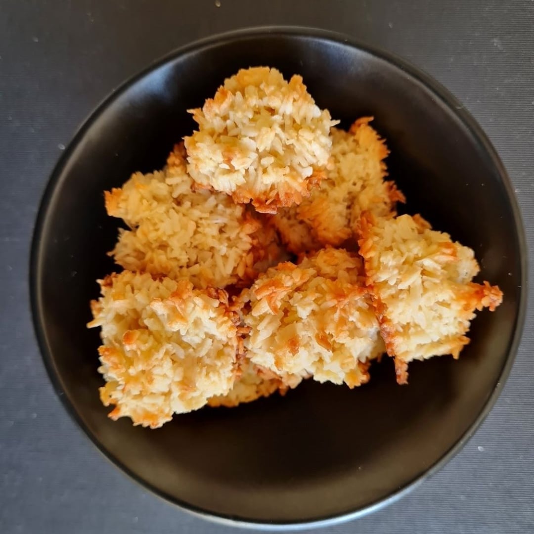 Kokosmakroner (bagt af kokosmel og æg. Ikke tilsat sukker) i lille sort skål.