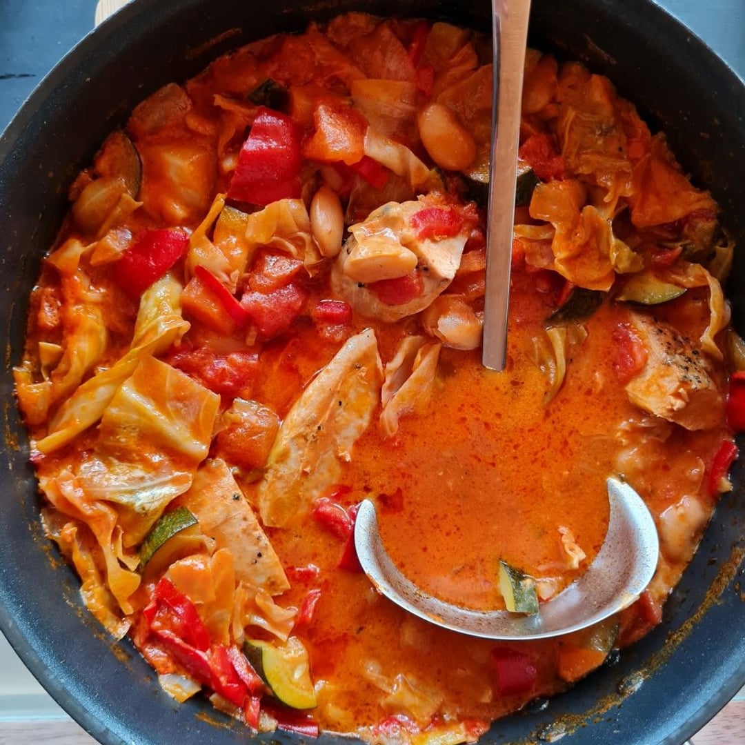 Kylling i kokosmælk m porrer, tomater, karrypasta, ingefær, løg, hvidløg, gulerod, spidskål og squash. Alt i sort jerngryde med suppeske.