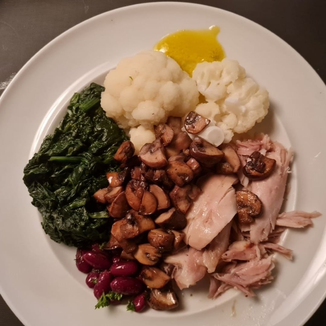 Kylling m svampe, blomkål, stuvet spinat, kidneybønnesalat og lidt hjemmelavet mayo.