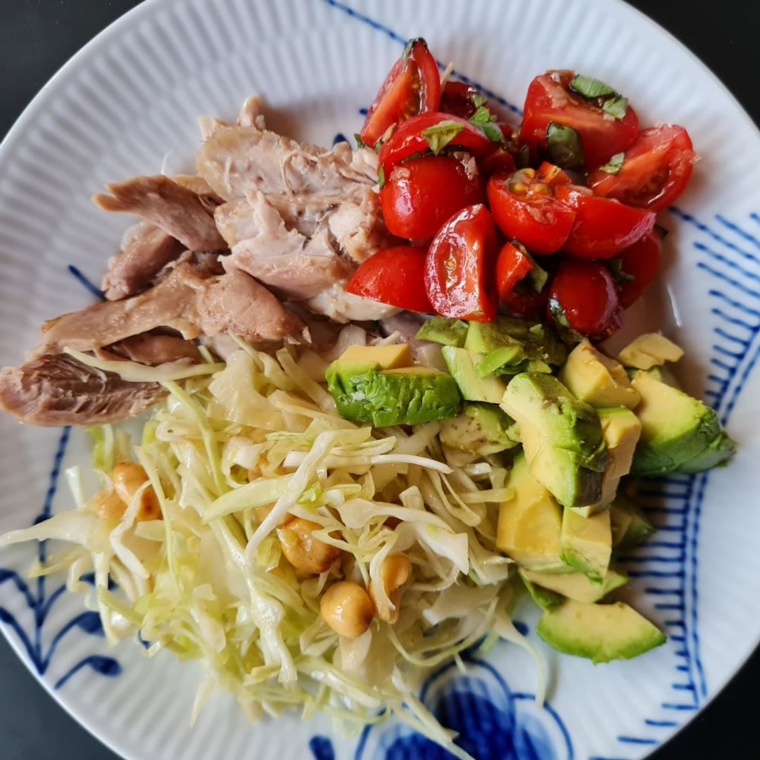 Kylling m spidskålssalat m peanuts, avocado og tomatsalat, placeret på mega-mussel tallerken.