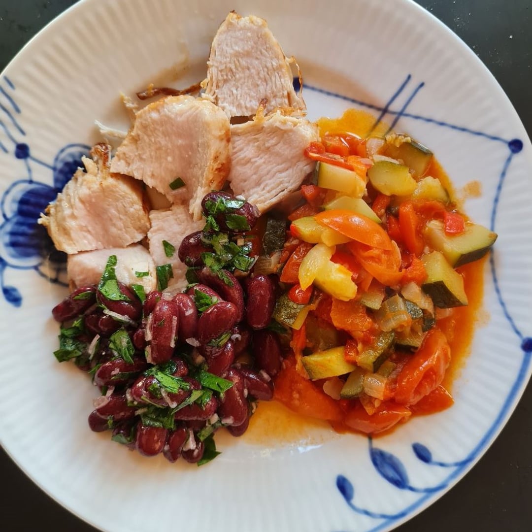 Kylling m squashragout og kidneybønnesalat på blå mega-mussel tallerken.