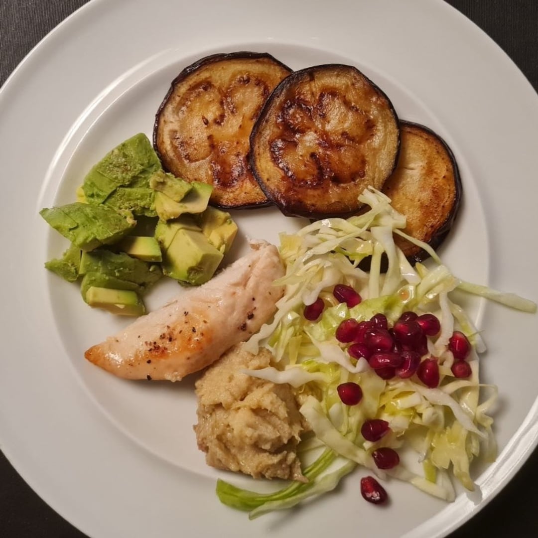 Kylling m stegte auberginer, spidskålssalat m granatæbler, jordskokkemos og avocado på hvid tallerken.