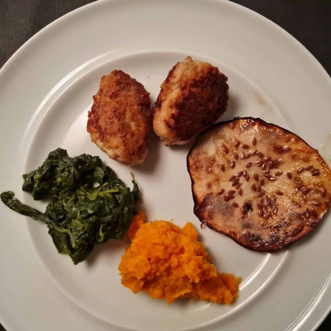 Kyllingfrikadelle m. stegt selleri m sesam, stuvet spinat (m havrefløde), sød kartoffelmos på hvid tallerken.