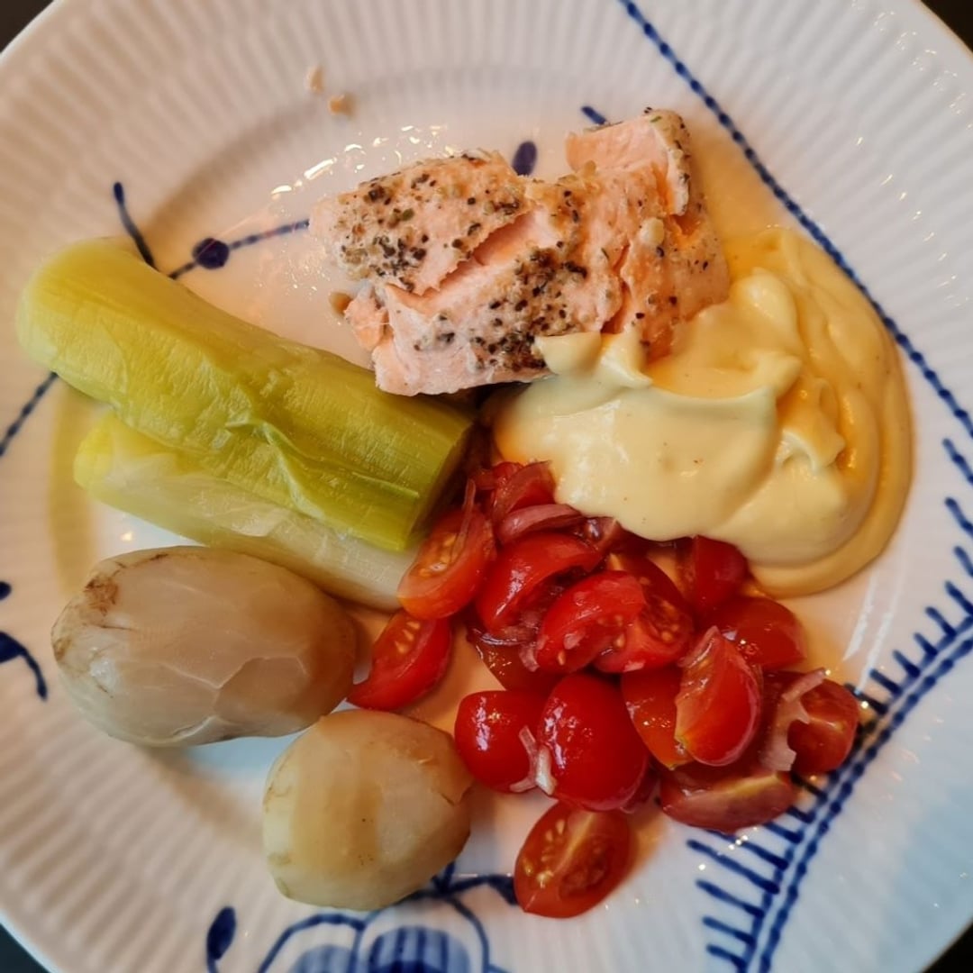 Laks m jordskokker, porrer, tomatsalat og hollandaisesauce på blå megamusselmalet tallerken.