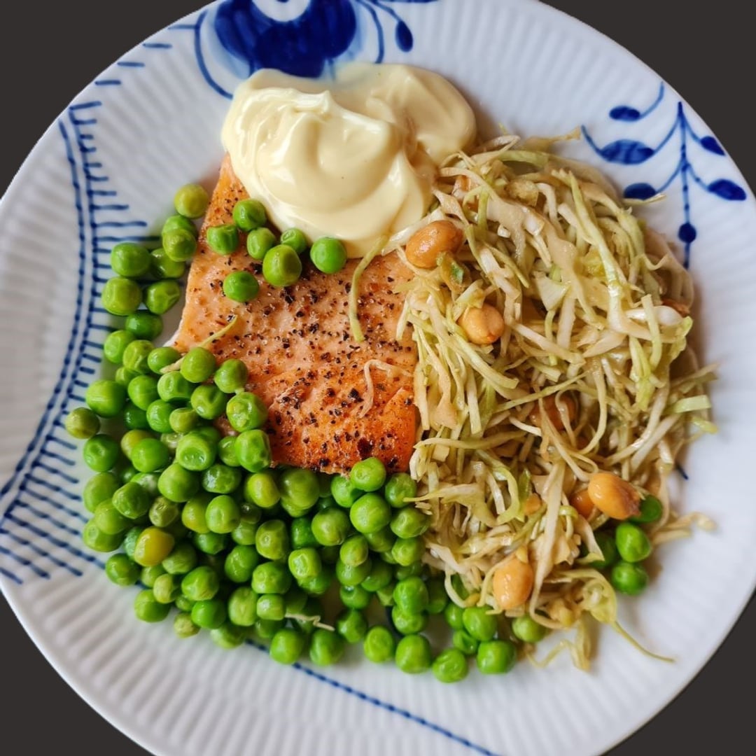 Laksefilet m ærter og rå spidskål samt lidt hollandaise sauce. Placeret på blå mega-musselmalet tallerken
