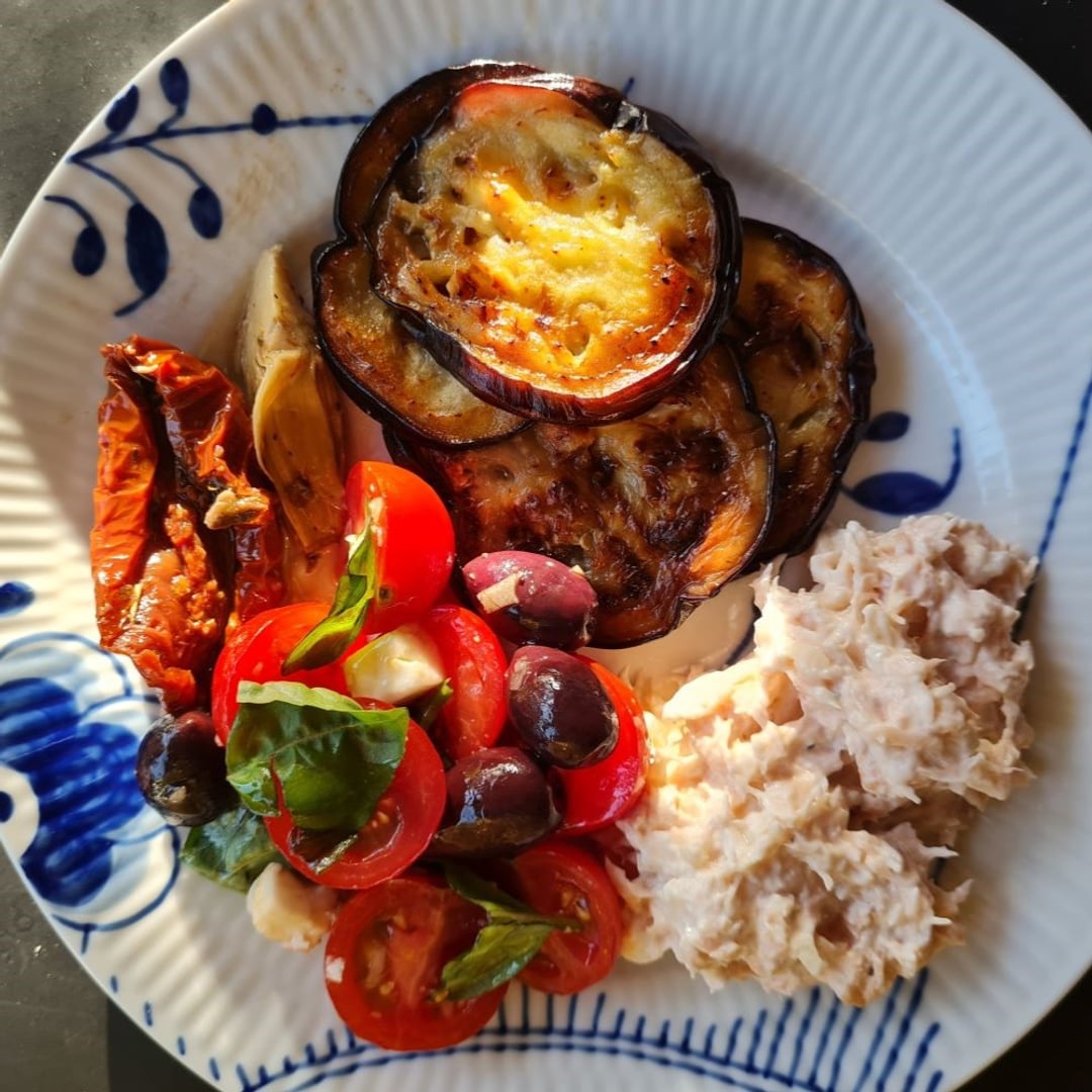 Laksesalat (stegt laks rørt m hakket løg, mayo og lidt citronsaft), aubergine, tomatsalat og grillet artiskok på blå megamussel tallerken.