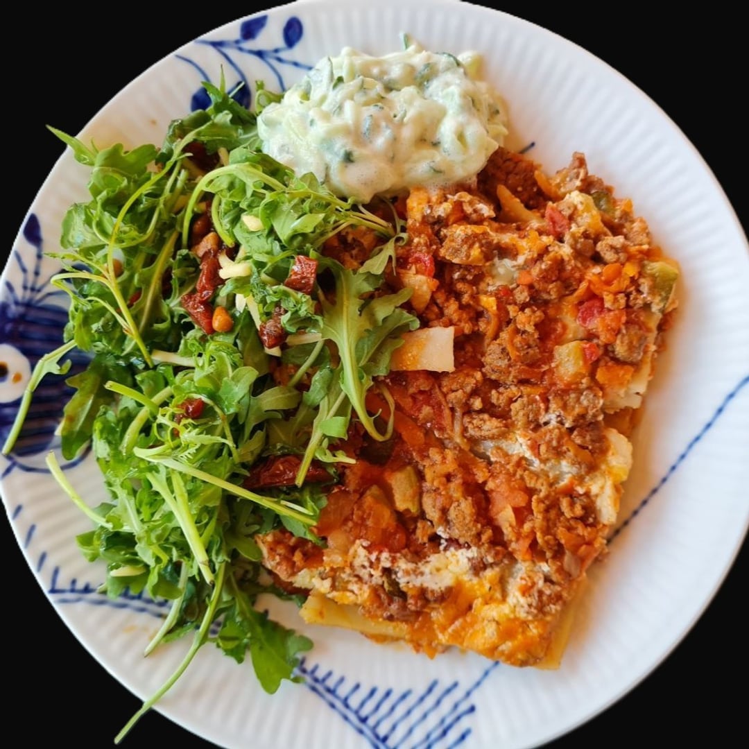 Lasagne m rucolasalat og tzatziki (øverste lasagneplade er her fjernet. Placeret på blå mega mussel tallerken.
