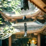 Lydhealing symboliseret ved en vindfælde - messingklokke.