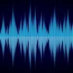 Lydhealing symboliseret ved lyseblå lydgrafer på mørkeblå baggrund.