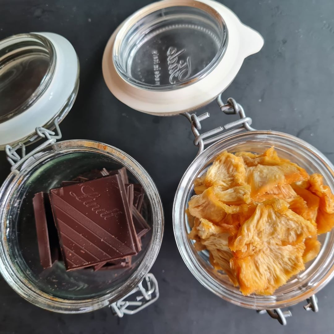Mørk chokolade 86%
Ananas, tørret, usødet i hver deres lille åbne patentlågsglas.