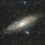 Nærdødsoplevelse symboliseret ved en stjernehob på sort himmel.