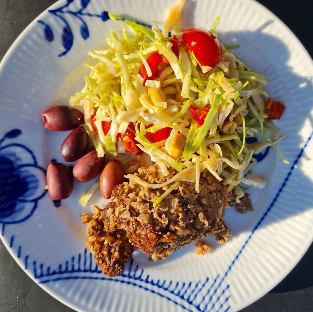 Nødde-svampepostej m spidskålssalat, peanuts, tomater, soltørrede tomater, avocado og kalamataoliven, serveret på blå mega mussel tallerken.