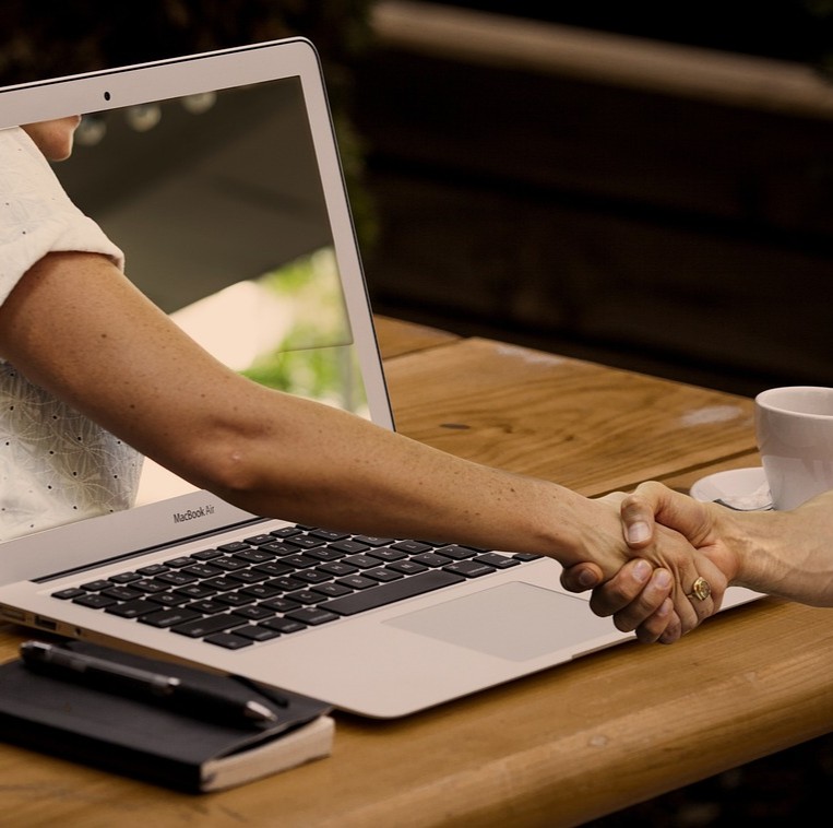 Pårørende symboliseret ved en pc, hvor der er en arm der rækker ud fra og en hånd foran, der tager imod hjælpen.