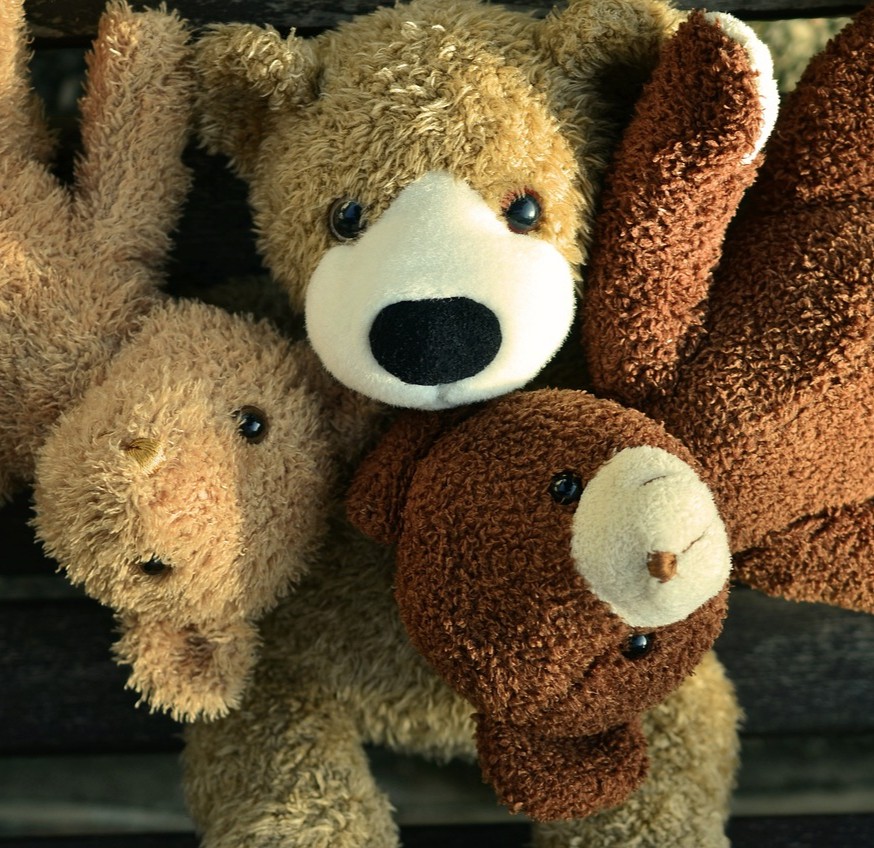 Pårørende symboliseret ved 3 plysbamser i brun og beige.