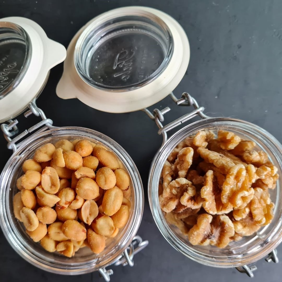 Peanuts
Valnødder i hver deres lille åbne patentlågsglas.