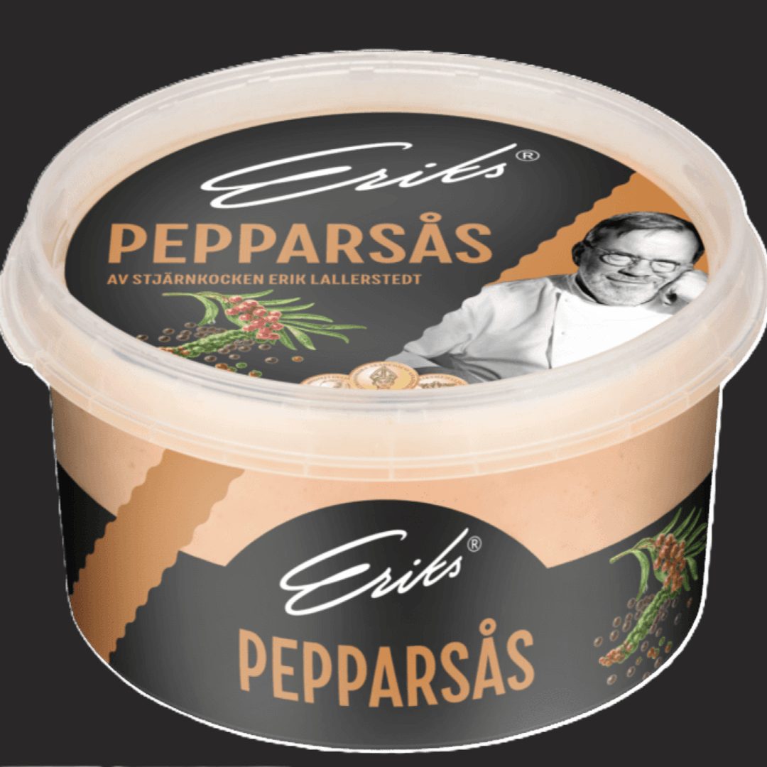 Pebersauce i plastbøtte m sorte etiketter. Påskrift Eriks Pepparsås.