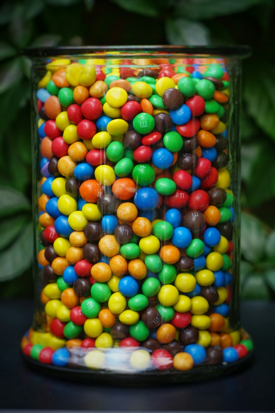 Raffineret sukker symboliseret ved et stort glas fyldt med M&M i diverse farver.