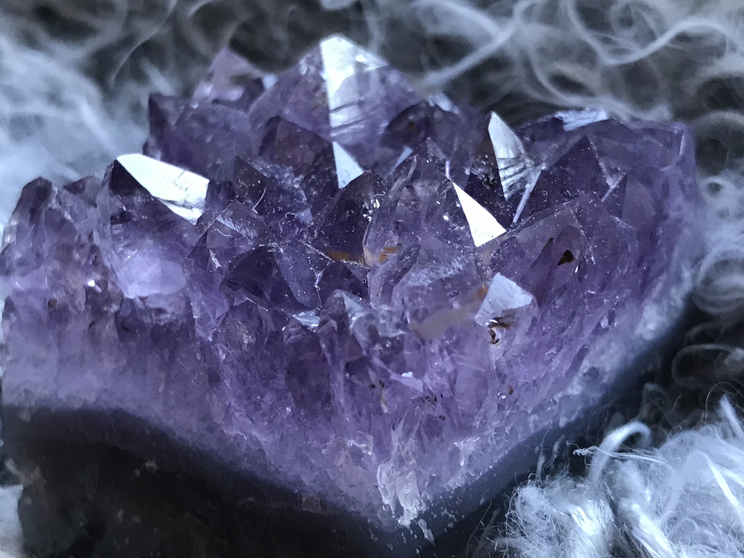 Reiki healing symboliseret ved en stor lilla ametyst.