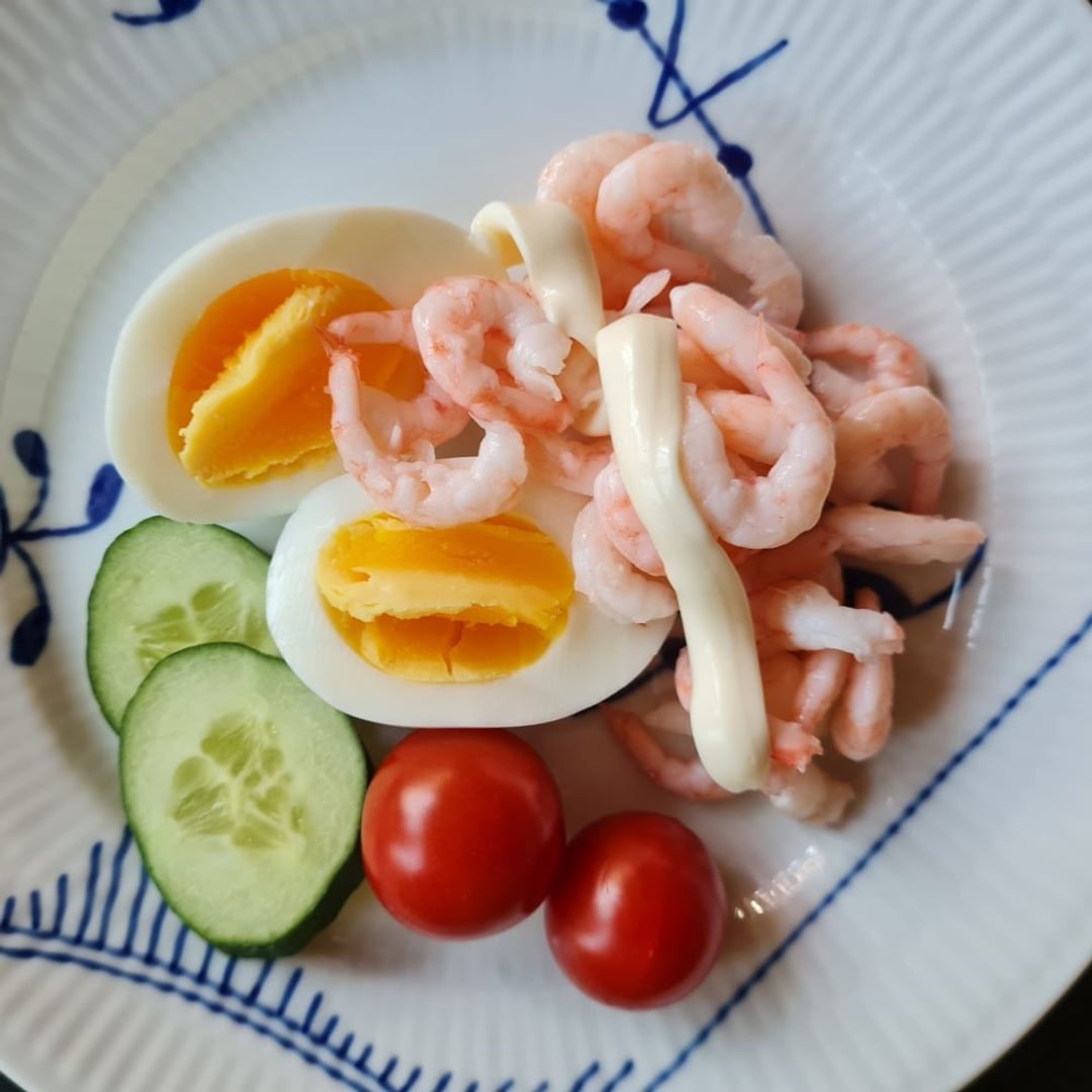 Rejer m mayo, 2 halve æg, et par skiver agurk og 2 små tomater.