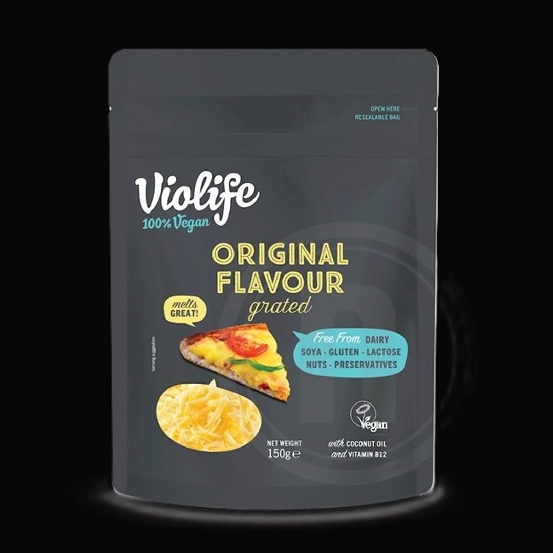 Vegansk ost i sort pose-pakning af plast med påskriften Violife, original Flavour grated.