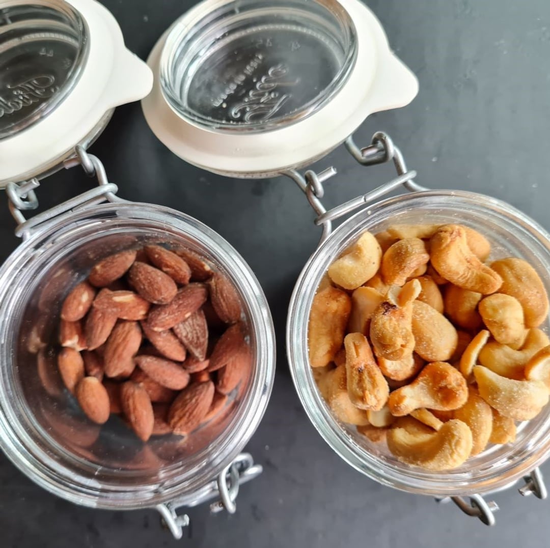 Saltmandler
Cashewnødder, saltede i 2 små åbne patentlågsglas.