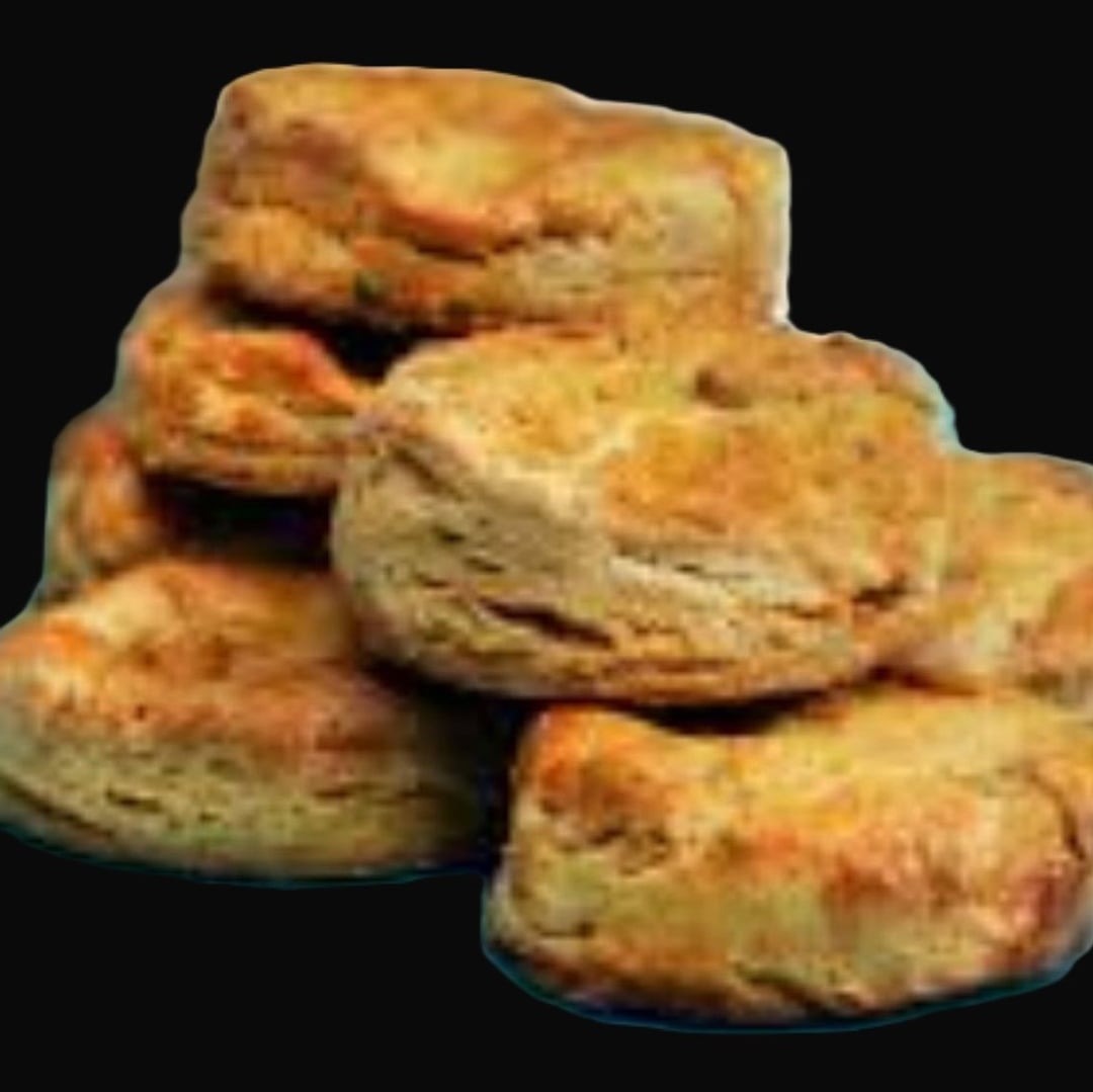 Hjemmebagte scones stablet dekorativt.