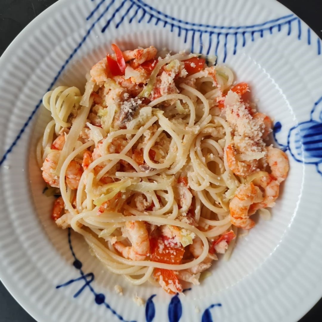 Spaghetti m sauce af: Rejer, laks, spidskål, rød peberfrugt. Placeret på mega mussel dyb tallerken.
