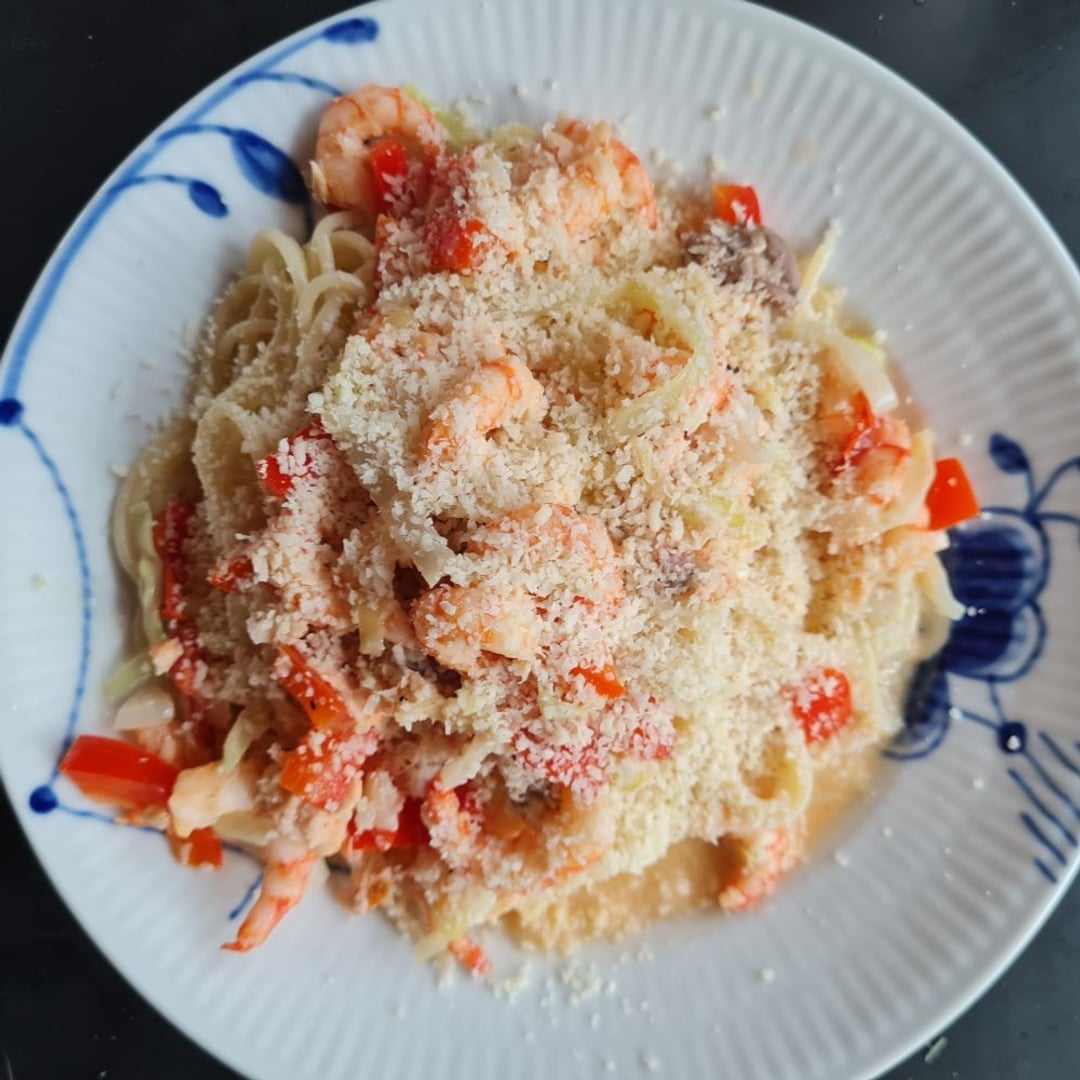 Spaghetti m skaldyr og sauce m diverse revede grøntsager, tilsat tomatbåde på blå mega mussel-tallerken.